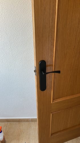 Customer photo review of Manilla ola modelo '130' de zamak con placa ovalada acabado negro mate para puertas