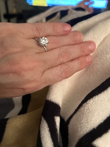 Customer photo review of Louily Classic Moissanite 4.0 Carat Round Cut Engagement Ring