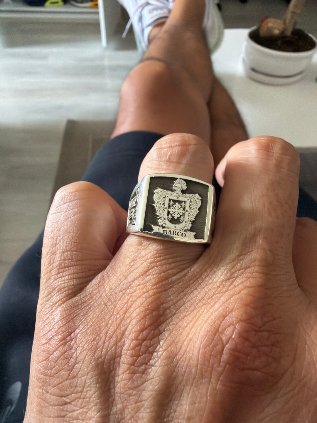 Customer photo review of Anillo Escudo Legado — Family Crest Ring Silver 950