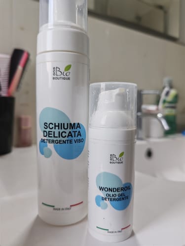 Il Wonderoil del recensore accanto al flacone di Schiuma Delicata sul ripiano di un bagno.