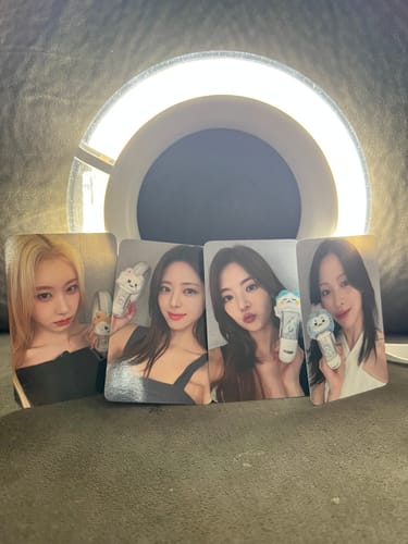 Customer displays four photo cards showing ITZY members holding the OFFICIAL LIGHT RING VER 2.