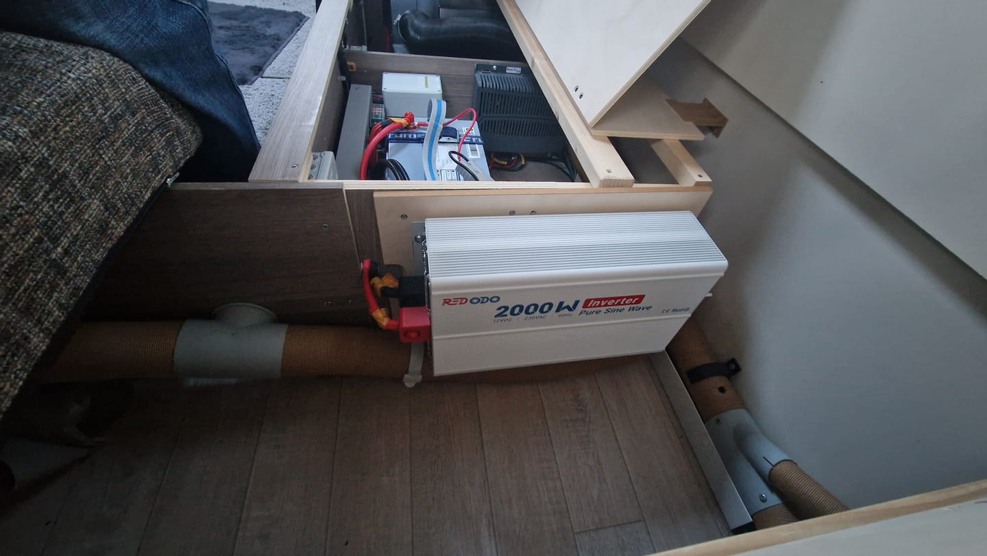 Customer photo review of Redodo 2000W Reiner Sinus Wechselrichter Mit LCD Monitor