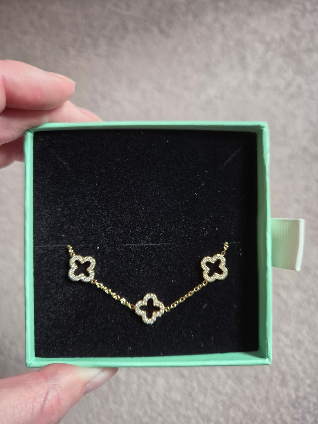 Customer photo review of Spring Lucky Leaf Armband 14K Vergoldet