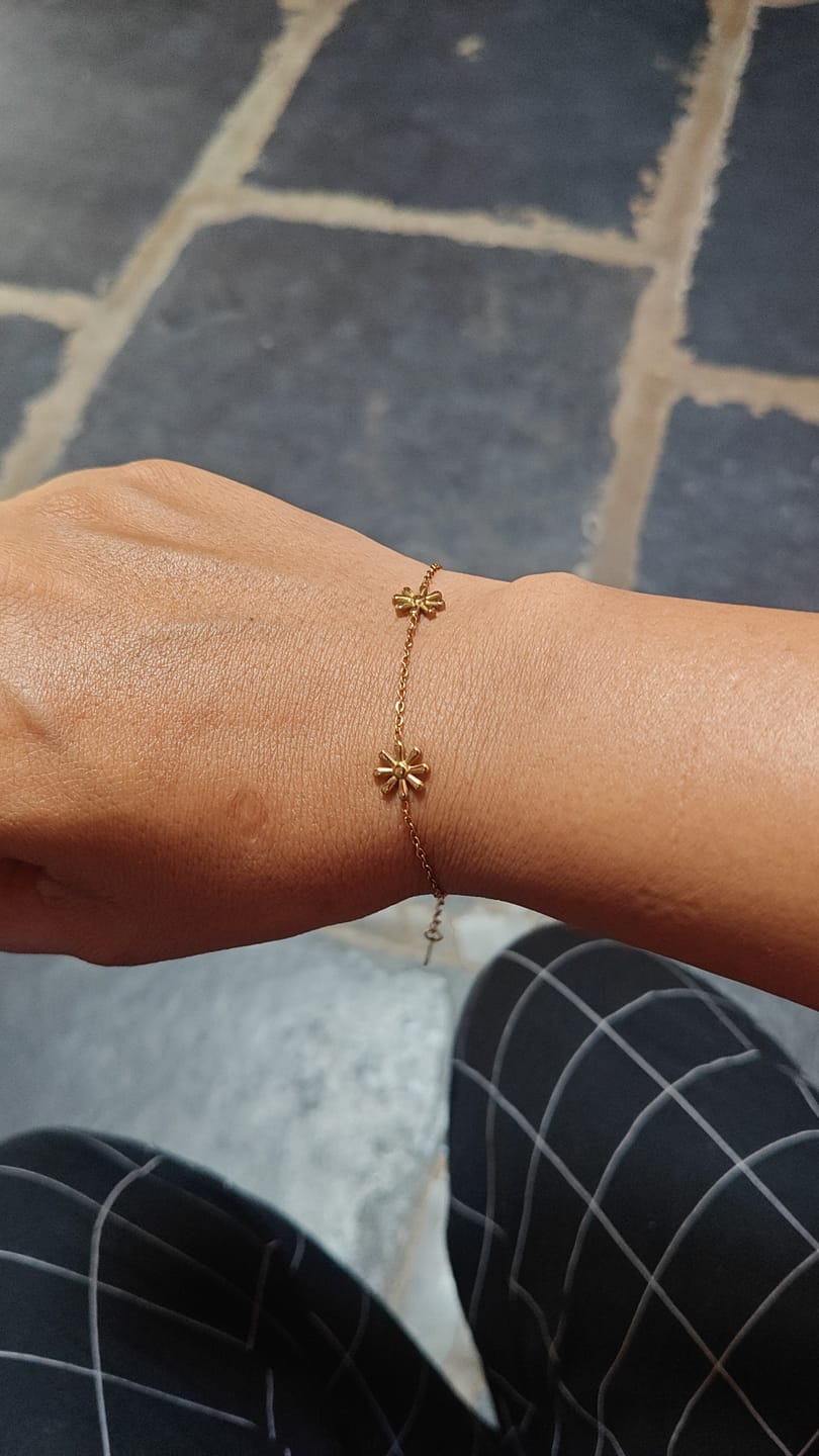 Customer photo review of Daisy Link Bracelet
