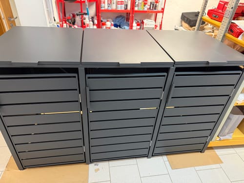 Customer photo review of Moderne Mülltonnenbox MB9 | Anthrazit (RAL7016) | stabil & pulverbeschichtet | 3er-Box Lamellen