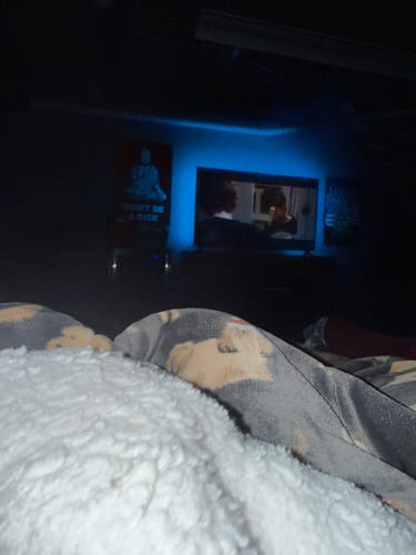 Customer showing a close-up of the fluffy white interior of their SEEK ZIPUP.