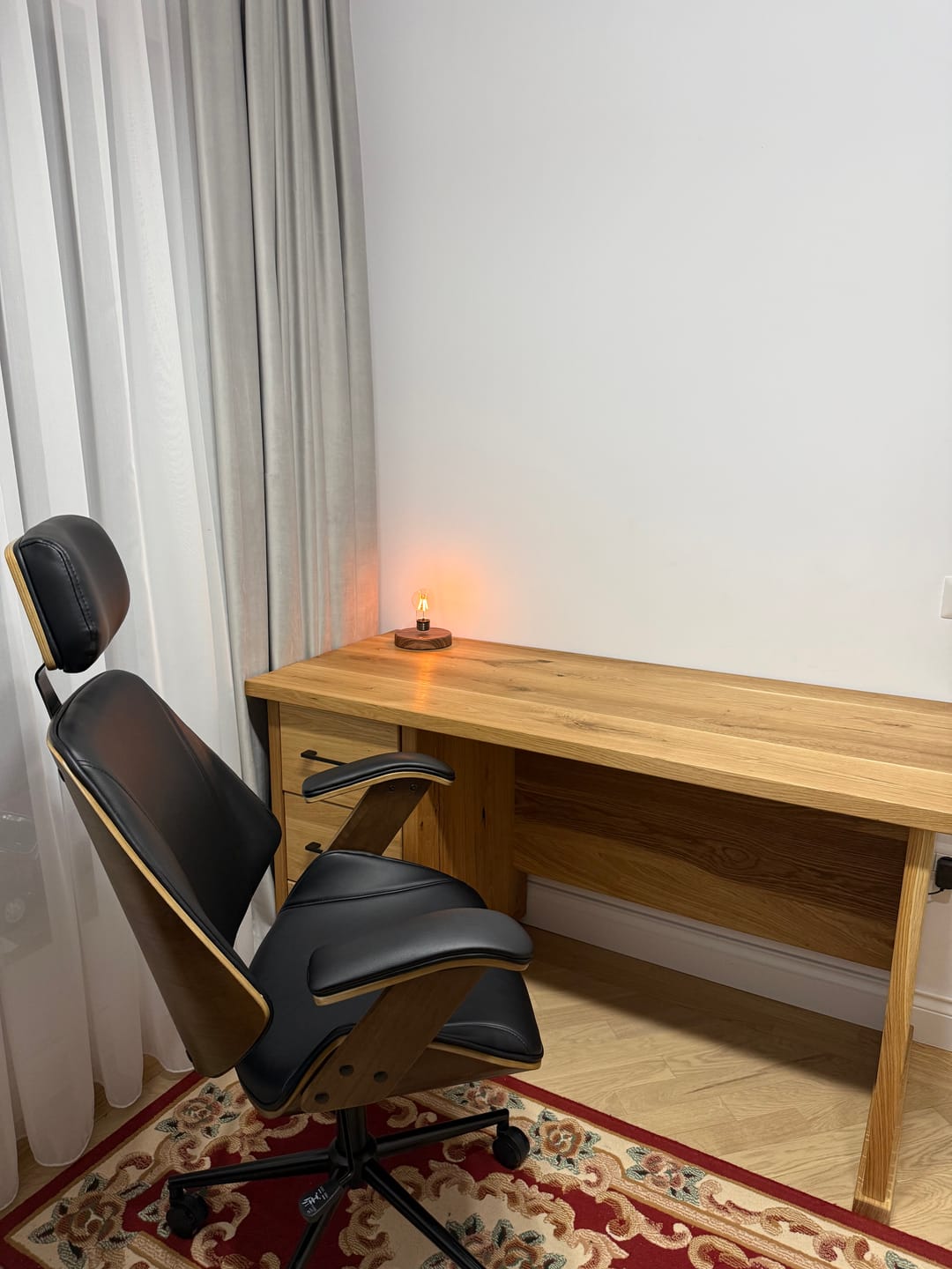 Customer photo review of Scaun de birou IGNAZIO, negru/nuc, piele ecologica/placaj indoit/metal, 62x70x119/129 cm