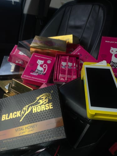 Reseña con foto de un cliente sobre Black Horse 10 Cajas Con 240 Sobres - Producto Favorito Para Hombres