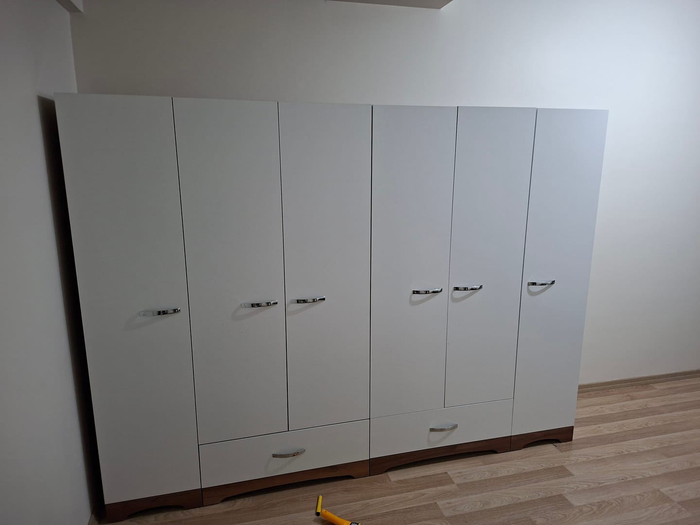 Customer photo review of Rani F4 Geniş Gardırop Elbise Dolabı 6 Kapaklı 2 Çekmeceli 12 Raflı 2 Askılı Tek Modül Minyatür Ceviz - Beyaz
