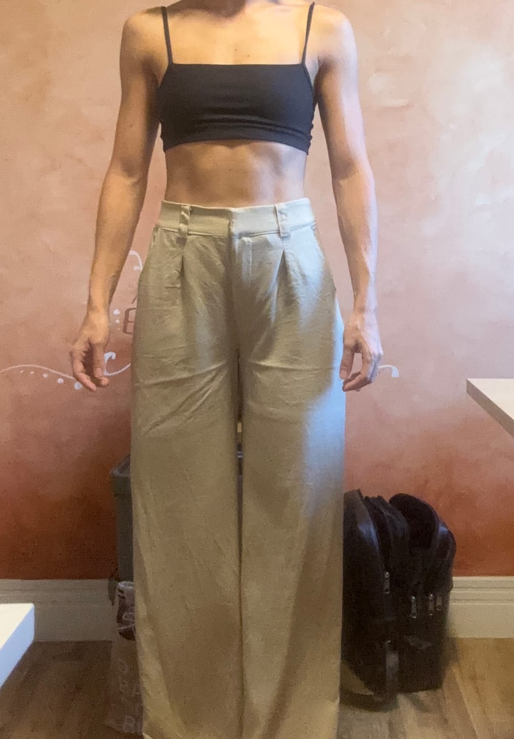 Customer photo review of Calça Pantalona Graviola Bege Claro