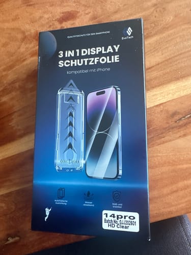 Ein Kunde zeigt die Verpackung der 3 in 1 Schutzfolie für das iPhone 14 Pro.