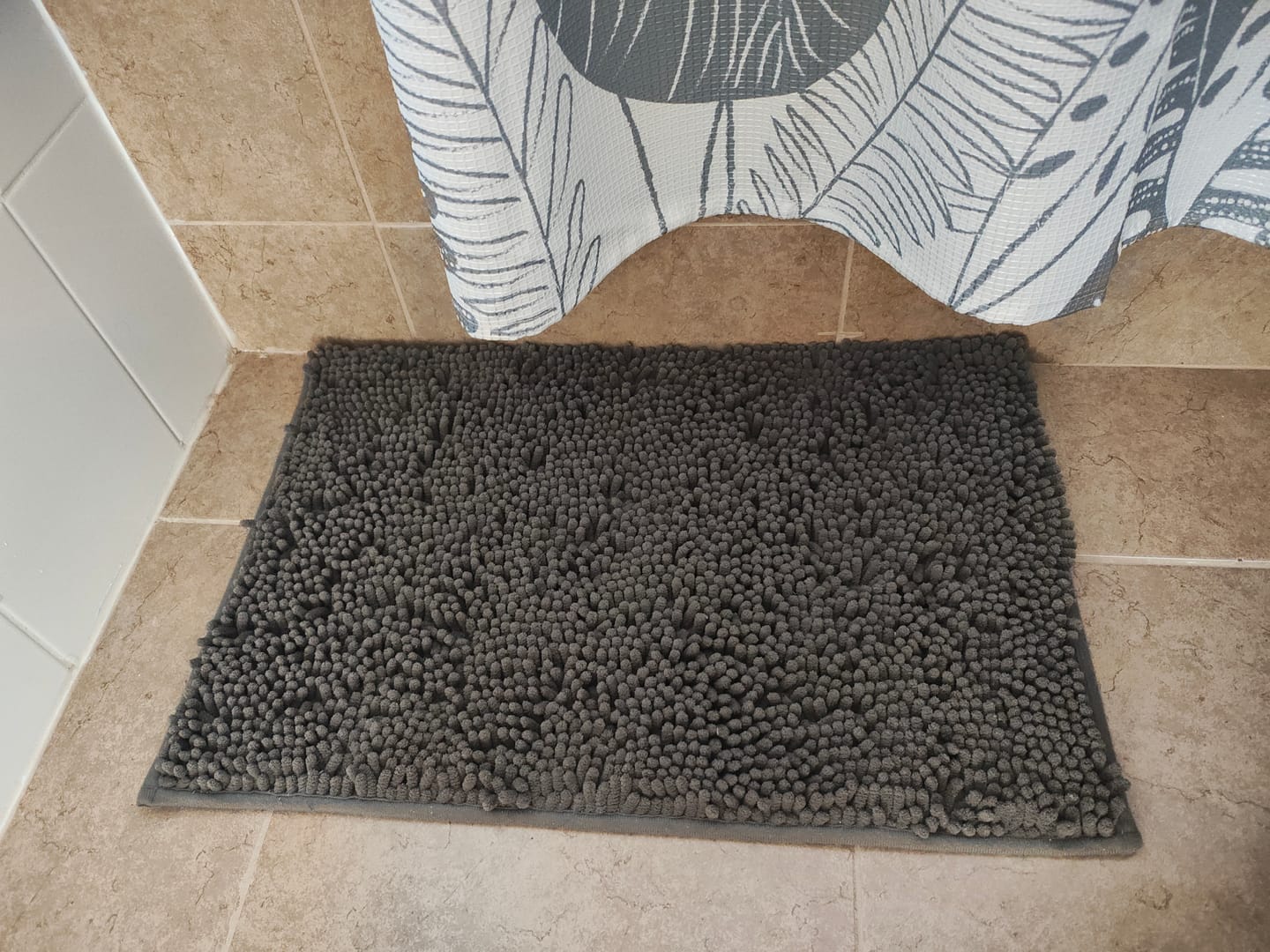 Customer photo review of Tapete Alfombrilla De Baño Super Absorbente Piso Tina Ducha Gris Oscuro