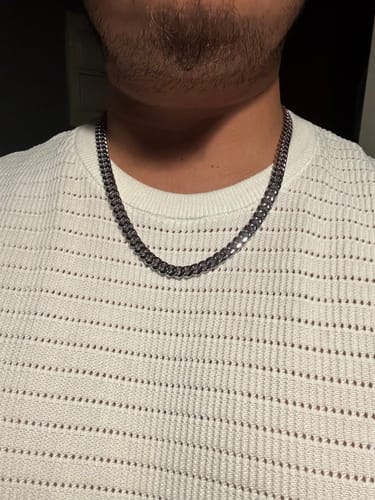 Cliente usando la Cadena Cuban Link de 8mm sobre un suéter de punto blanco.