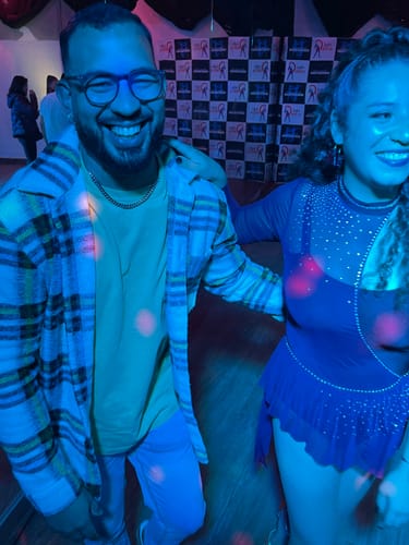 Cliente sonriendo mientras usa su Cadena Cuban Link de 8mm en un evento.