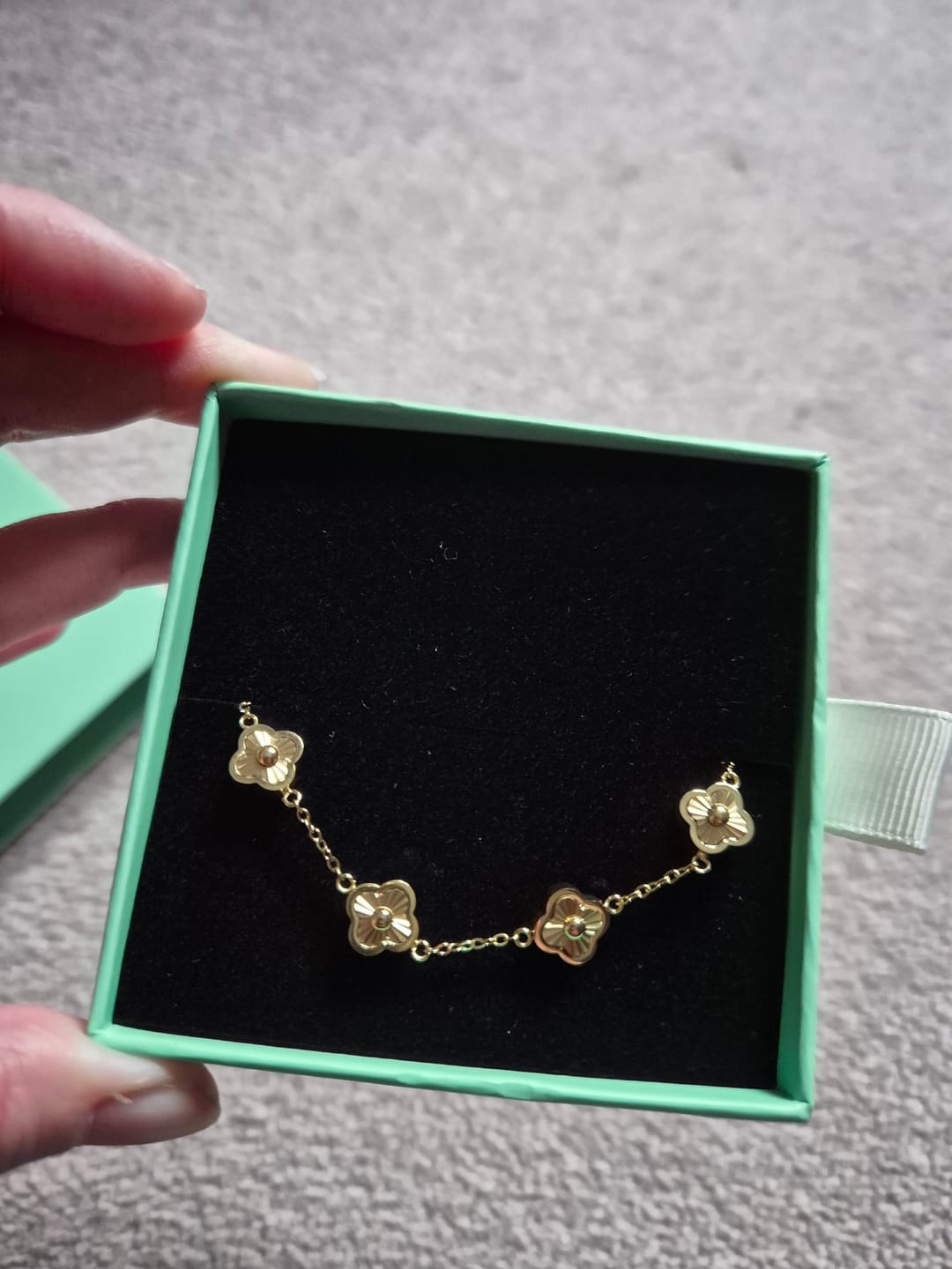 Customer photo review of Mini Golden Lucky Leaf Abbaddon Armband 14K Vergoldet