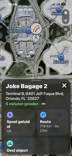 Customer's screenshot showing the SPOTMINDERS Tracking Card locating their baggage in the Find My app at an airport.