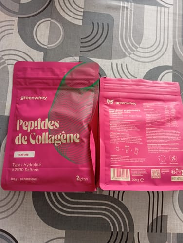 Avis d'un client montrant l'avant et l'arrière du sachet rose de Peptides de Collagène, saveur Nature, sur une table.