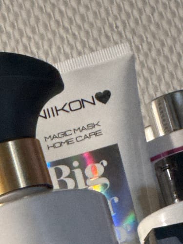 Gros plan sur le masque de la Gamme Plex California Home Care sur un comptoir.