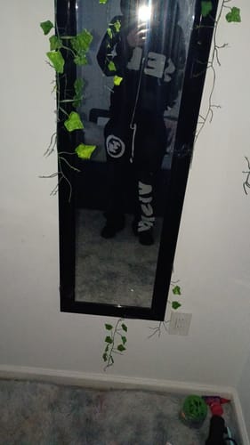 Reviewer taking a mirror selfie wearing the black SEEK VISIONZ SET.
