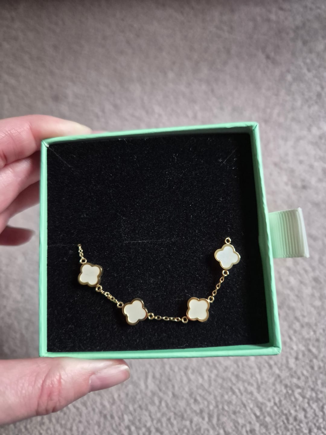 Customer photo review of Mini Perlmutt Lucky Leaf Abbaddon Armband 14K Vergoldet