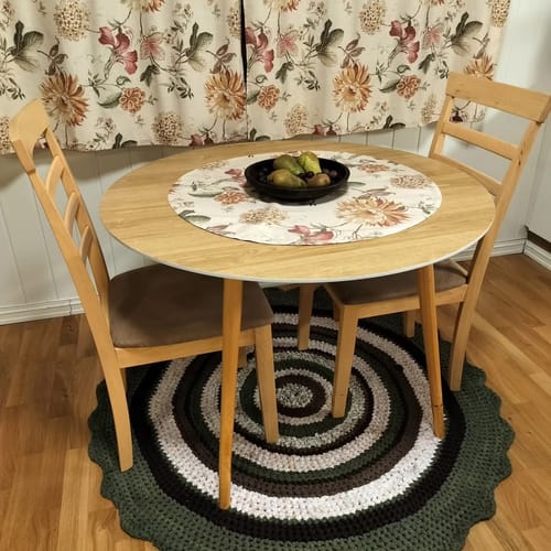 Anmelder viser frem sitt runde spisebord etter det ble fornyet med Premium Bedford Oak kontaktplast.