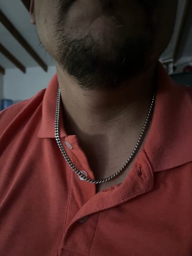 Primer plano de un cliente usando la Cadena Miami Cuban de 5mm alrededor de su cuello.