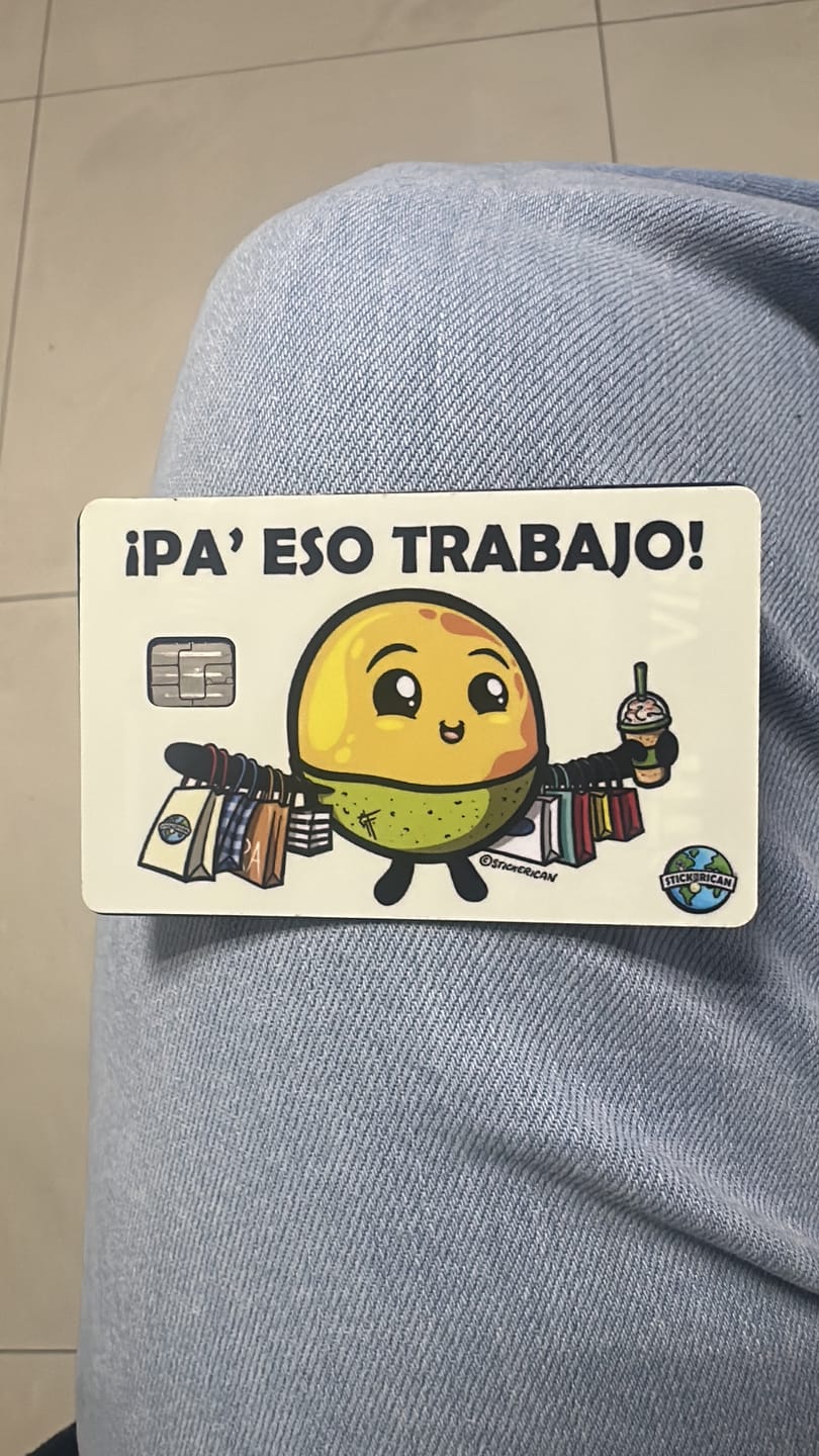 Customer photo review of Pa’ Eso Trabajo - Sticker para Tarjeta de Crédito