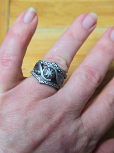 Reviewer's hand wearing the detailed, grey Rinfit silicone ring set stacked on one finger.