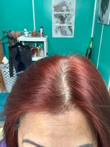 Customer's hair with visible white roots before using the Instant Dye Shampoo.