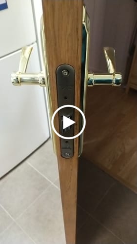 Customer video review of Picaporte centrado condena a 70mm acabado cuero canto redondo