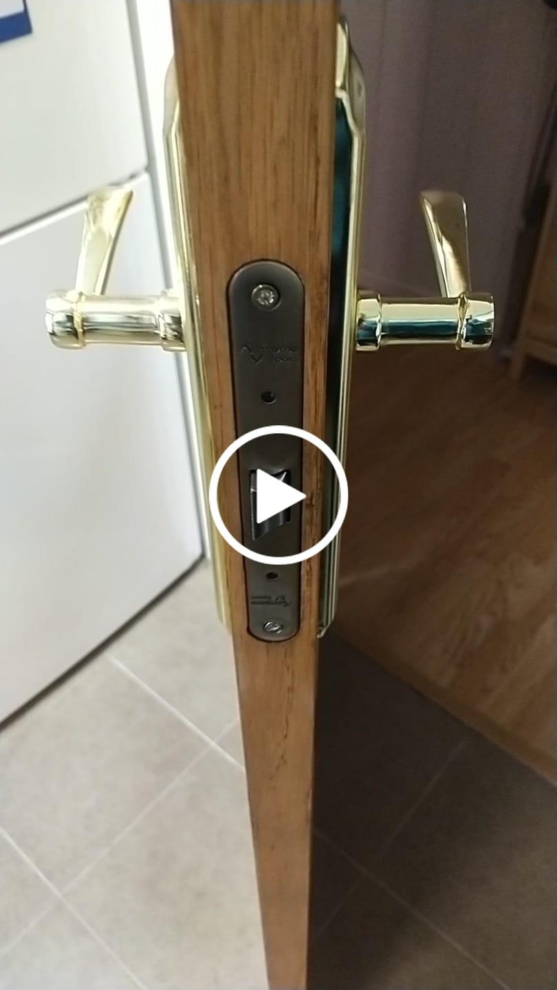 Customer video review of Picaporte centrado condena a 70mm acabado cuero canto redondo