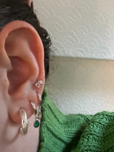 Reviewer wearing the Toi et Moi flatback silver earring in their upper cartilage piercing.