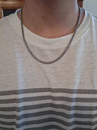 Customer wearing the 4mm Wheat Chain, showing its length just below the neck.
