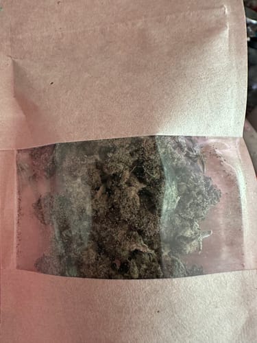 Kunde zeigt das Super Silver Haze Popcorn Produkt in seiner Papiertüte mit Sichtfenster.