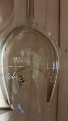 Nahaufnahme eines gravierten Leonardo Glases eines Kunden, personalisiert mit den Namen „Ralf & Brigitte“ und einem Datum.