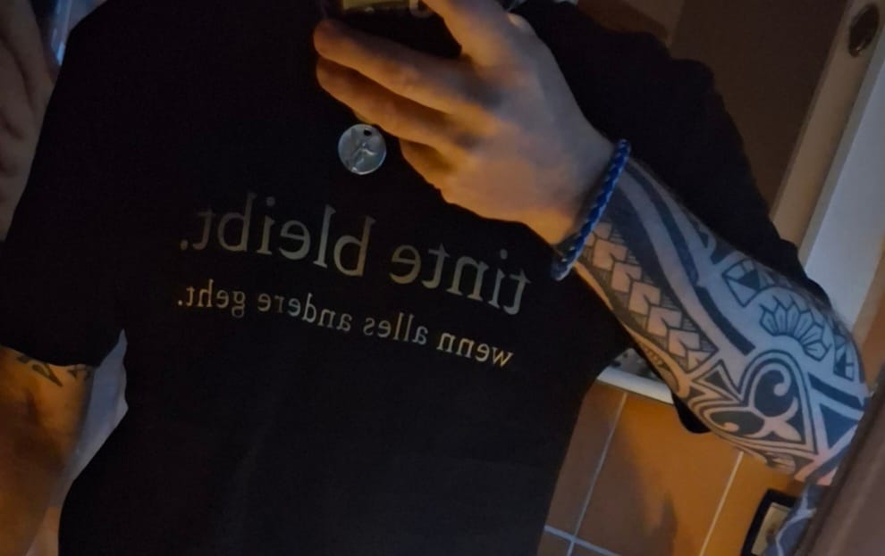 Customer photo review of tinte bleibt. - Premium Shirt