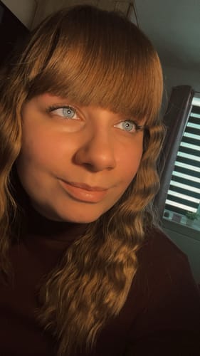 Nahaufnahme einer Kundin, die die natürlich aussehenden Flirt Filter Wimpern trägt.