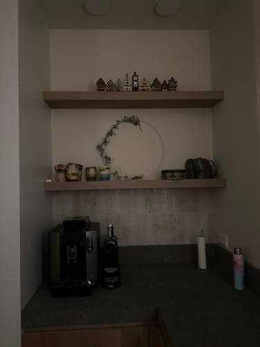 Klant's HKliving 70's Americano mokken staan op een plank in een gezellig koffiehoekje.