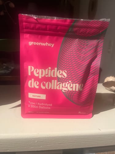 Photo d'un client montrant le sachet rose des Peptides de Collagène, saveur Nature, posé sur une surface.