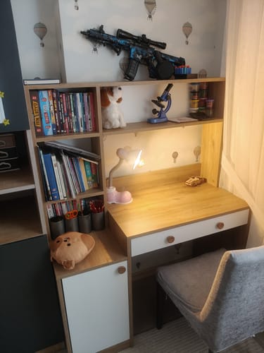 Müşterinin odasında kurulu ve dekore edilmiş Rani HA126 sepet ceviz ve beyaz çalışma masası.