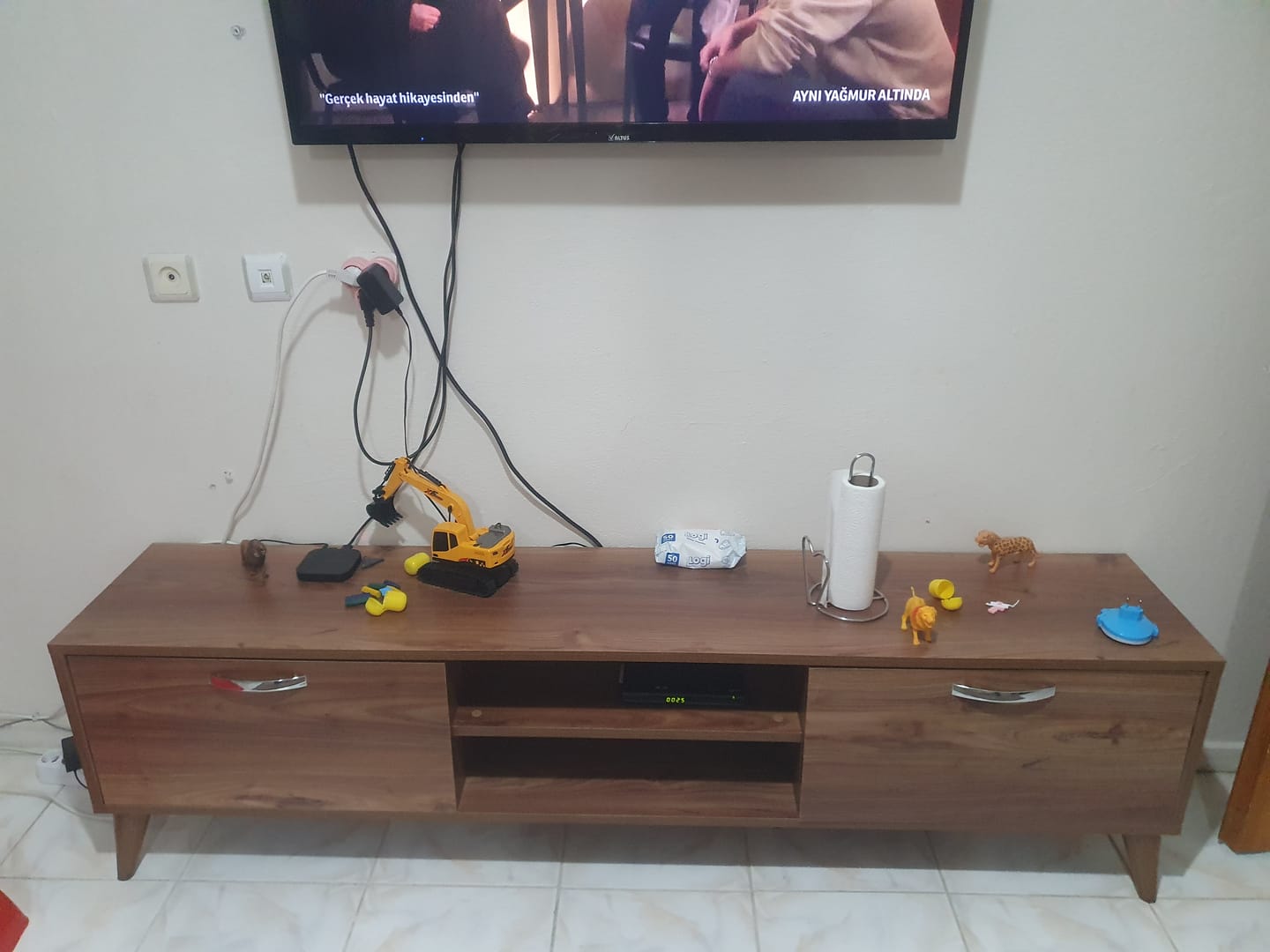 Customer photo review of Rani A9 Tv Ünitesi Modern Ayaklı Tv Sehpası 180 cm Minyatür Ceviz