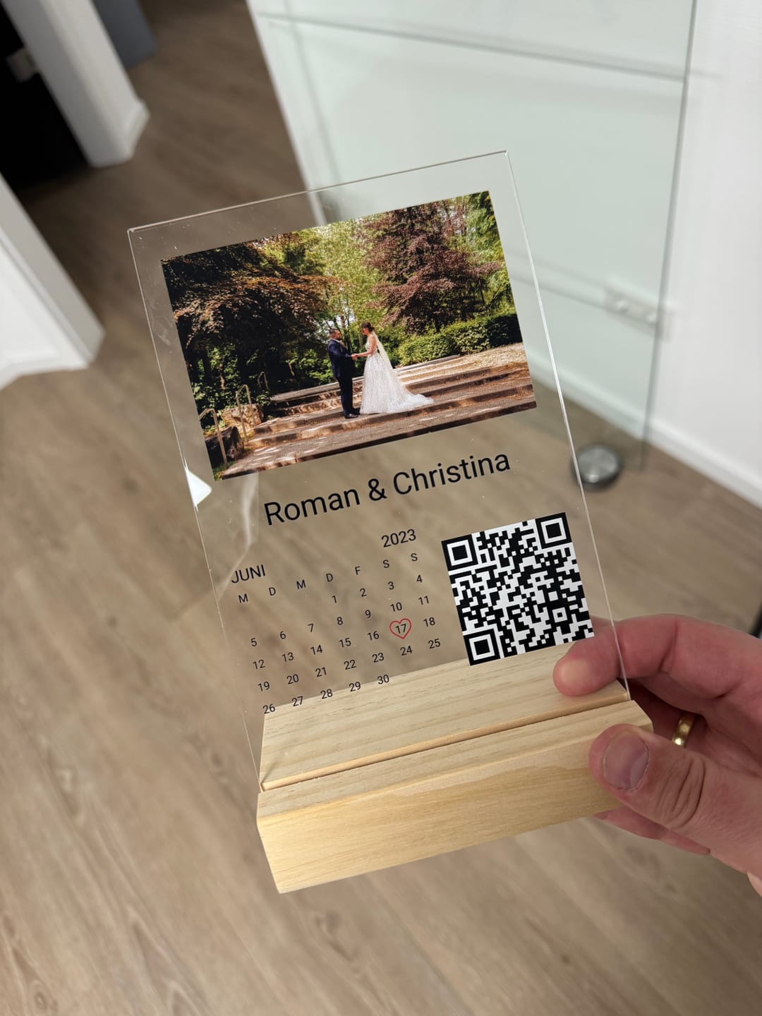 Customer photo review of Personalisierter Acrylglas Tischaufsteller mit Foto, Namen & Song QR-Code – 13x20x0.3 cm + Holzsockel - 13x20cm