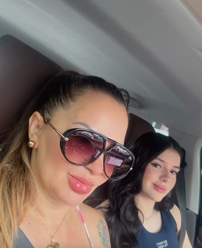 Cliente usando os Óculos Veneza dentro de um carro, mostrando o design grande com lentes em degradê.