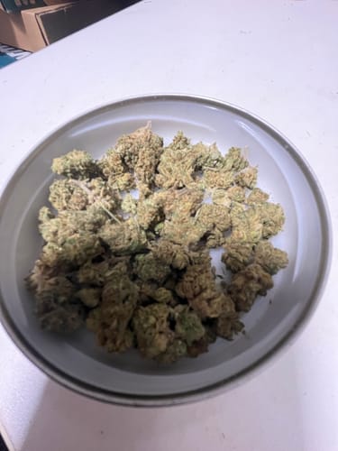 Kundenfoto der Super Silver Haze Popcorn-Blüten in einer silbernen Schale.