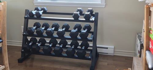 Customer photo review of Ensemble: 5-50/5-60lb haltères hexagonaux en rubber  + Rack 3 étages
