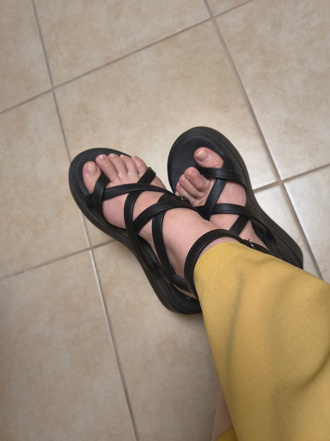 Customer photo review of Sandalia Plataforma Negra Mujer 43017