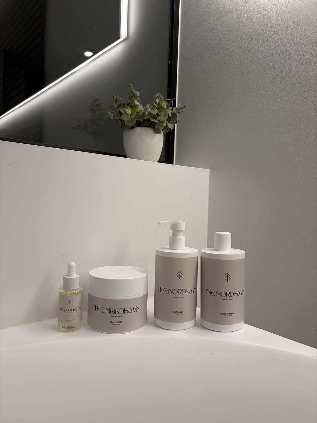 Customer photo review of TheNordhavn Gloss Hair Ritual – Complete Haarverzorging Set met Scalp Scrub, Behandelingsolie, Shampoo & Conditioner