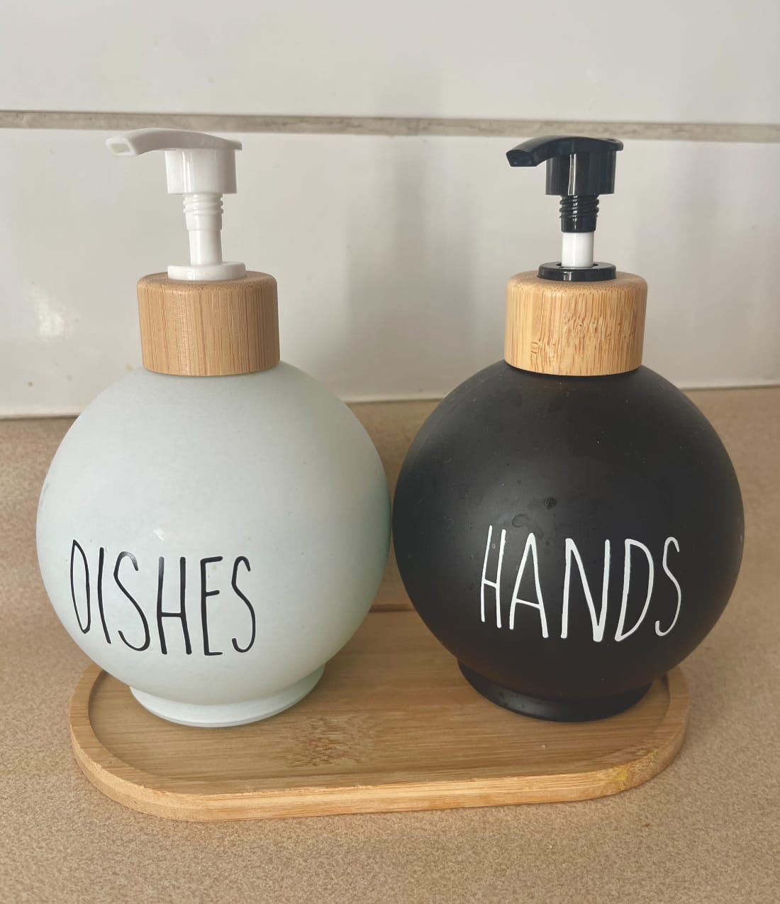 Customer photo review of 2 Dispensador De Jabon Y Detergente Botella 500 Ml +bandeja Blanco Y Negro