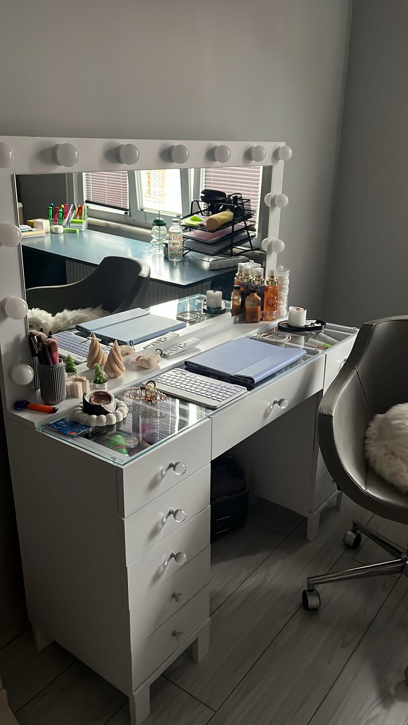 Customer photo review of Rani BJ137 Hollywood Işıklı Aynalı Kulis Makyaj Masası Cam Tablalı 11 Çekmeceli Takı Düzenleyici Beyaz