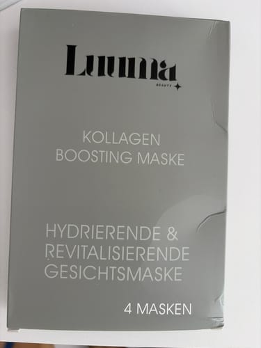 Rezensent zeigt die graue Schachtel mit den Kollagen Boosting Masken.